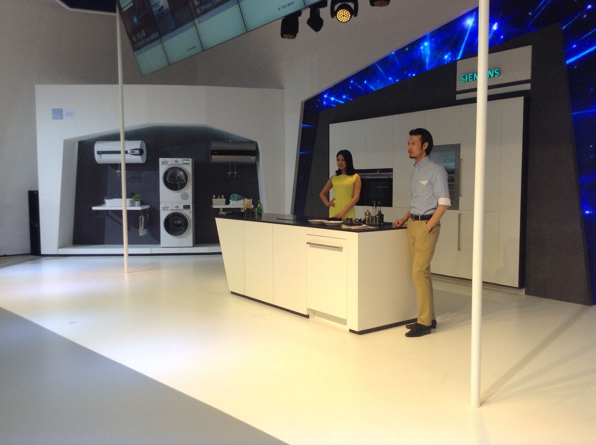 ����Χ�� �Ϻ��ҵ粩���� ������չ̨����Ů��������