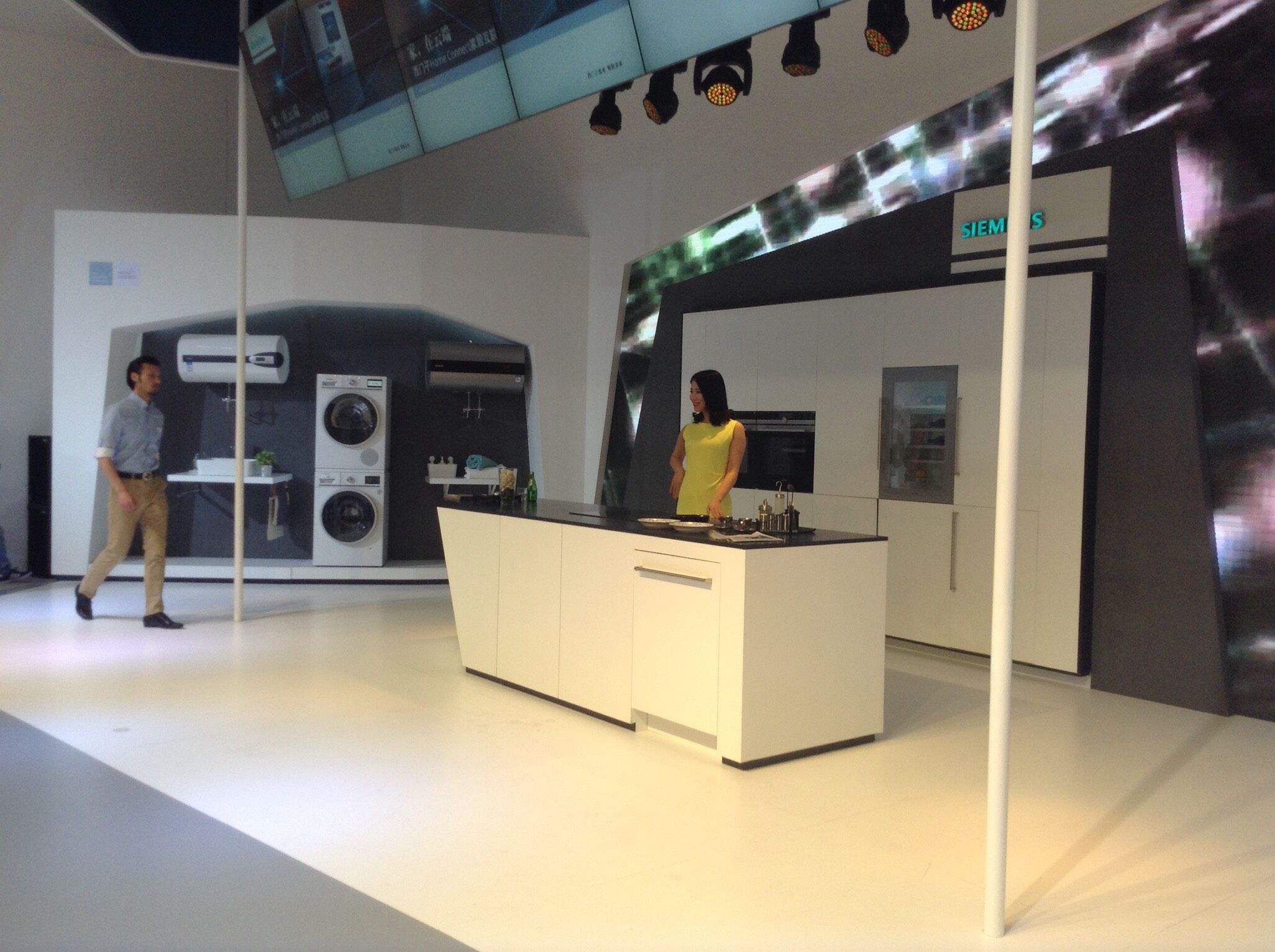 ����Χ�� �Ϻ��ҵ粩���� ������չ̨����Ů��������