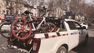 共享单车引发的乱停问题 南京清拖500余辆