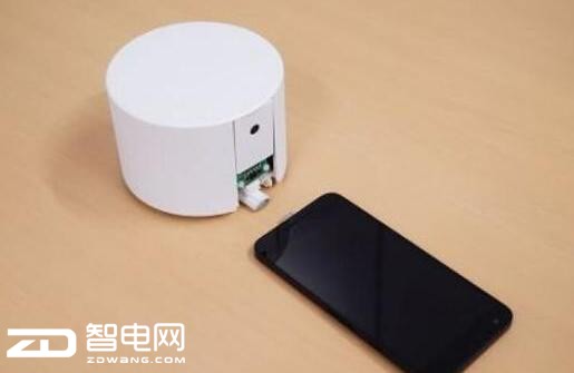 忘记充电?这有个会追着手机自动充电的机器人