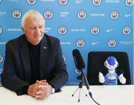 曼城“新援”揭晓 优必选Alpha2正式加盟蓝月亮