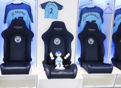 曼城“新援”揭晓 优必选Alpha2正式加盟蓝月亮