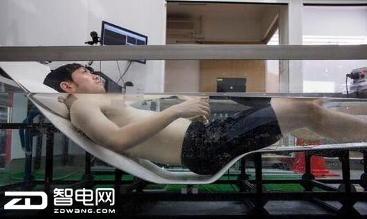 这款漂浮浴缸造型像摇篮 让你的大脑能极度放松