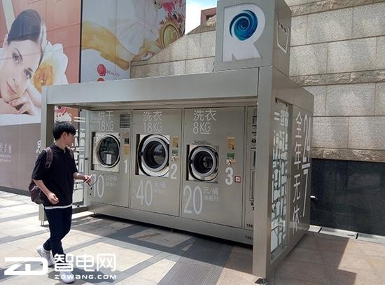 徐汇区正大乐城商场的一层露天广场上放置了一套共享洗衣机，可洗大件也能烘干。