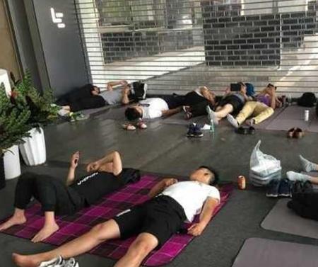 乐视总部门前躺满讨债人 而且还有来挖墙脚的!