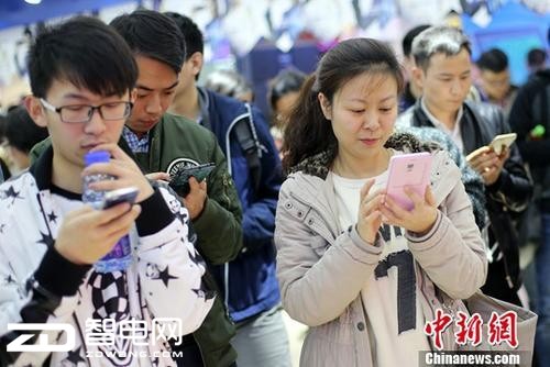 图为市民使用手机参加网络互动游戏。(资料照片)中新社记者 泱波 摄