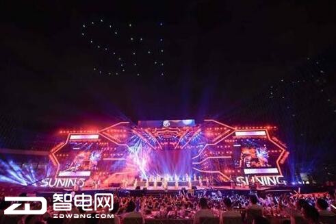 苏宁总部上空30架无人机上演灯光秀太壮观