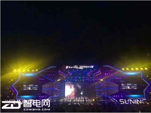 苏宁总部上空30架无人机上演灯光秀太壮观