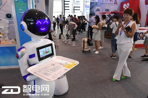 资料图：南宁国际会展中心的一款机器人服务员。新华社记者 郑焕松 摄