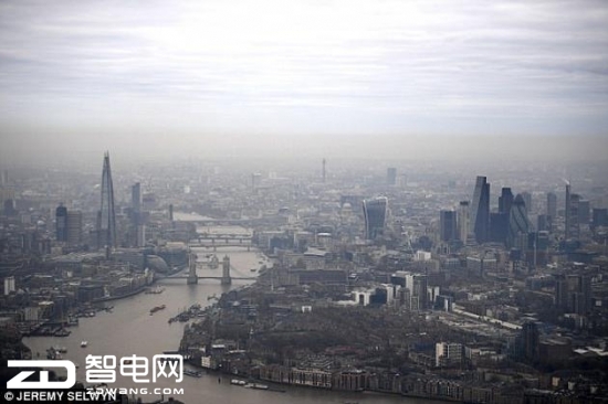 图为伦敦上空的烟雾