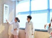 八部门防控青少年近视:调控网游总量 课堂禁带手机