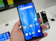 夏普你赢了 Aquos R3成就双刘海手机头衔