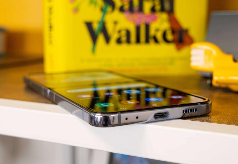细节决定命运  更适合女性的手机Galaxy Z Flip4