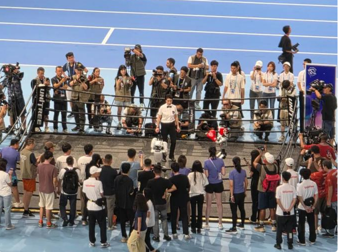 人形机器人赛场飞奔,走进家庭还需多久?