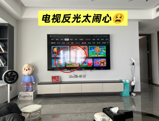 别让反光毁了你的追剧时间!TCL T7L Ultra用低反黑科技拯救 “奢侈时光”