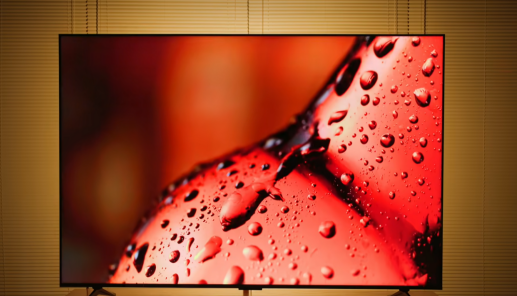 别让反光毁了你的追剧时间!TCL T7L Ultra用低反黑科技拯救 “奢侈时光”