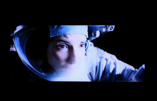 别让反光毁了你的追剧时间!TCL T7L Ultra用低反黑科技拯救 “奢侈时光”