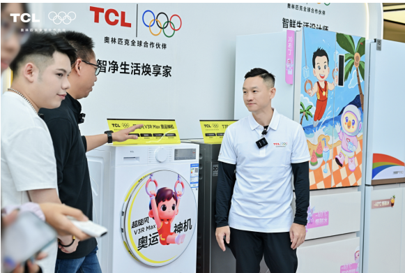 TCL奥运中国行成都站冠军杨威助阵!全球首款SQD-Mini LED电视亮相