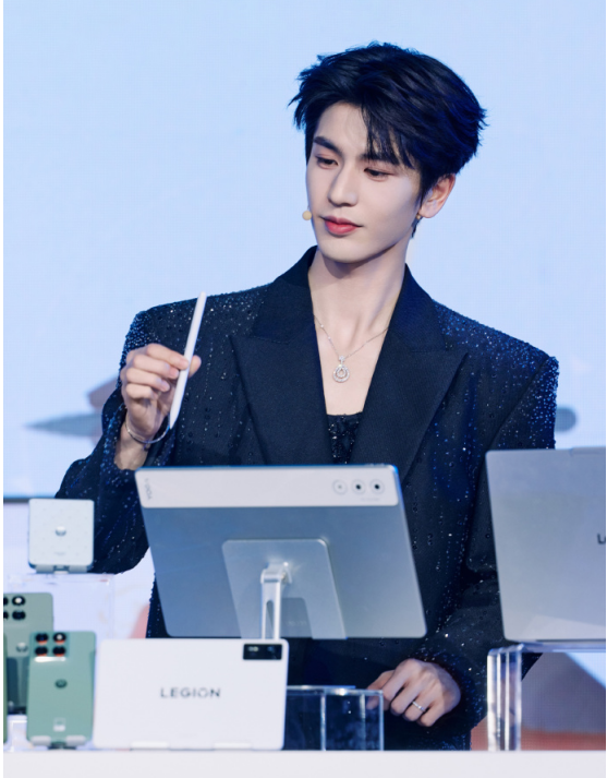 联想重磅升级天禧AI一体多端,携手张凌赫发布联想moto X70 Air AI手机