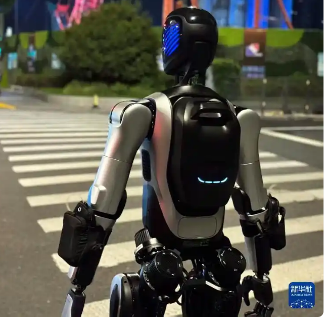 人形机器人跨省行走 创吉尼斯世界纪录