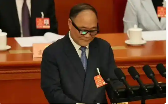 2025年的智能眼镜,一个能打的都没有?