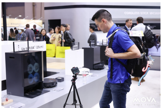 ��CES�ֳ����ҿ���һ̨MOVAɨ�ػ������ˡ���¥��