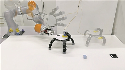 �����ֻ����ˡ�ʵ��˫��ץ������������