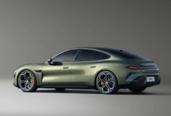 ����SU7��ʽͣ��   ��һ��SU7Ԥ��4�·����� 