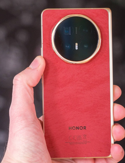 ��ҫMagic V6���߱�IP69�ȼ�������̵Ľ������µĺ�ɫ��ɫ