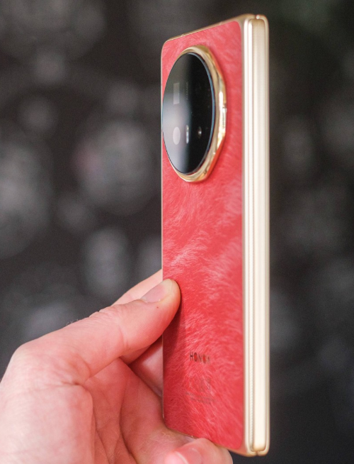 ��ҫMagic V6���߱�IP69�ȼ�������̵Ľ������µĺ�ɫ��ɫ