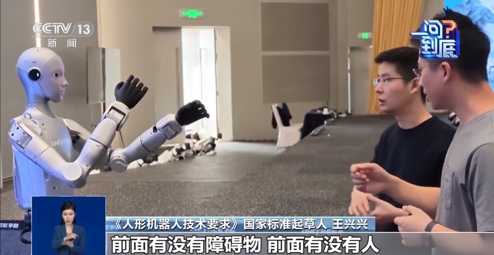 机器人在模拟家务场景中执行任务